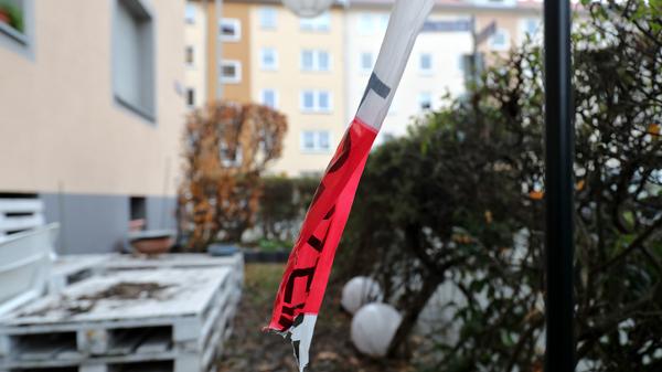 Freitag, 10:22 Uhr: Die Polizei gibt in einer Mitteilung bekannt, dass die drei Frauen nach der Behandlung im Krankenhaus außer Lebensgefahr seien. Im Stadtviertel erhöht die Polizei die Präsenz enorm.