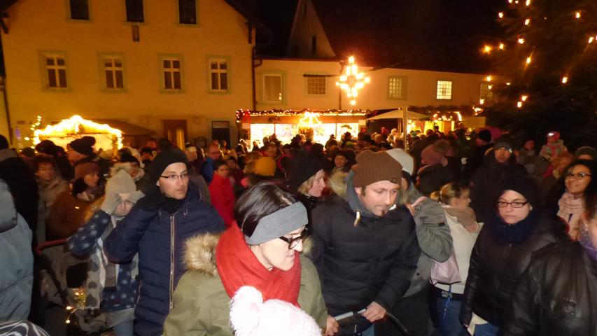 Erstmals fand der Weihnachtsmarkt in Gößweinstein in der Burgstraße rund um das Rathaus und auf der Burg statt.