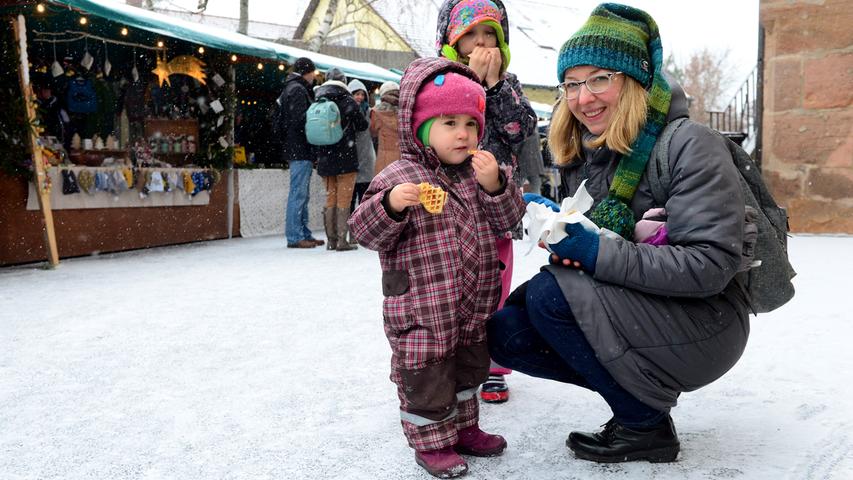 Leise rieselt der Schnee: Burgfarrnbacher Weihnachtsmarkt ist eröffnet