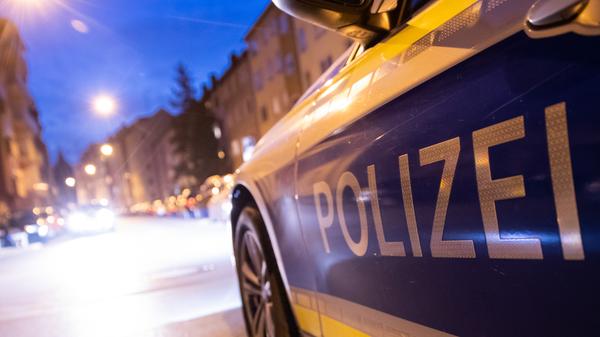 Unmittelbar nach dem Vorfall löst die Polizei eine umfangreiche Fahndung aus. Dabei sind sowohl Diensthundeführer als auch ein Polizeihubschrauber im Einsatz. Im Zuge der Fahndung werden mehrere Personen überprüft.