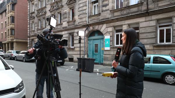 Nach der Bekanntgabe der Festnahme können die Einwohner in St. Johannis wieder aufatmen. Auch die zahlreichen Journalisten, die zur Berichterstattung in das Viertel gekommen waren, zogen sich zurück.