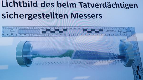 Wie die Polizei auf der Pressekonferenz zudem mitteilt, soll es sich bei der Tatwaffe um ein 25 Zentimeter langes Küchenmesser handeln. Es wurde bei der Festnahme des mutmaßlichen Täters sichergestellt und auf DNA-Spuren überprüft. Daran fand sich das Blut der Opfer.