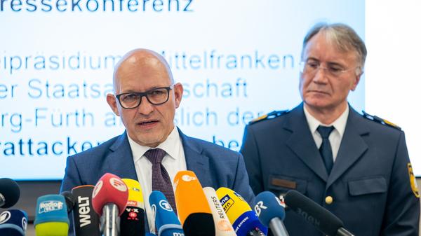 Samstag, 18:55 Uhr: Die Ermittler geben in einer Pressemitteilung bekannt, dass sie einen dringend tatverdächtigen Mann festnehmen konnten. Konkretere Angaben will die Polizei zu diesem Zeitpunkt nicht machen.