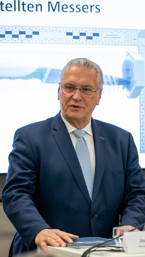 Sonntag, 12:30 Uhr: Bayerns Innenminister Joachim Herrmann gibt zusammen mit der Polizei und der Staatsanwaltschaft Nürnberg-Fürth weitere Details zur Tat und zum mutmaßlichen Täter bekannt. Er ist 38 Jahre alt, ohne festen Wohnsitz und kommt aus Thüringen.