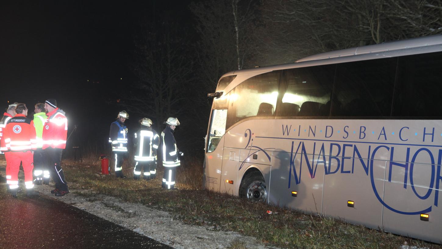 Am Sonntagabend kam es auf der A6 zu einem Verkehrsunfall bei dem ein Reisebus von der Fahrbahn geriet und im Graben landete.