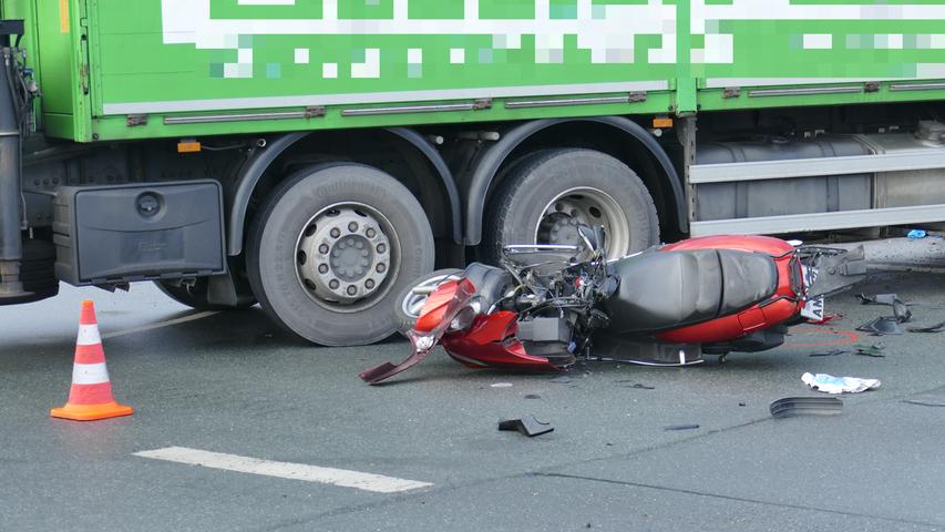 Schwerer Unfall in Nürnberg: Rollerfahrer lebensgefährlich verletzt