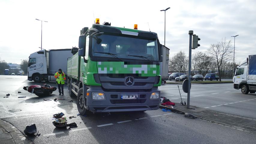 Schwerer Unfall in Nürnberg: Rollerfahrer lebensgefährlich verletzt