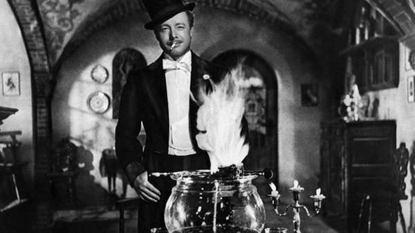 Bei einer Feuerzangenbowle schwelgt eine Runde gestandener Herren in Erinnerungen an die Schulzeit. Nur der erfolgreiche Schriftsteller Dr. Johannes Pfeiffer muss passen: Ihm ist der "beste Teil der Jugend" entgangen, weil er seinerzeit von einem Privatlehrer unterrichtet wurde. So erfindet Pfeiffer einfach eine Geschichte: Der nickelbebrillte Primaner Pfeiffer verlebt stellvertretend für den Schriftsteller und uns Zuschauer eine bilderbuchreife Schulzeit in der Provinz… Zum Zeitpunkt der Fernsehausstrahlung lief "Die Feuerzangenbowle" übrigens bereits in zahlreich Hörsälen. Die Adaption des gleichnamigen Romans von Heinrich Spoerl ist nämlich auch bei Schülern und Studenten mittlerweile Kult.