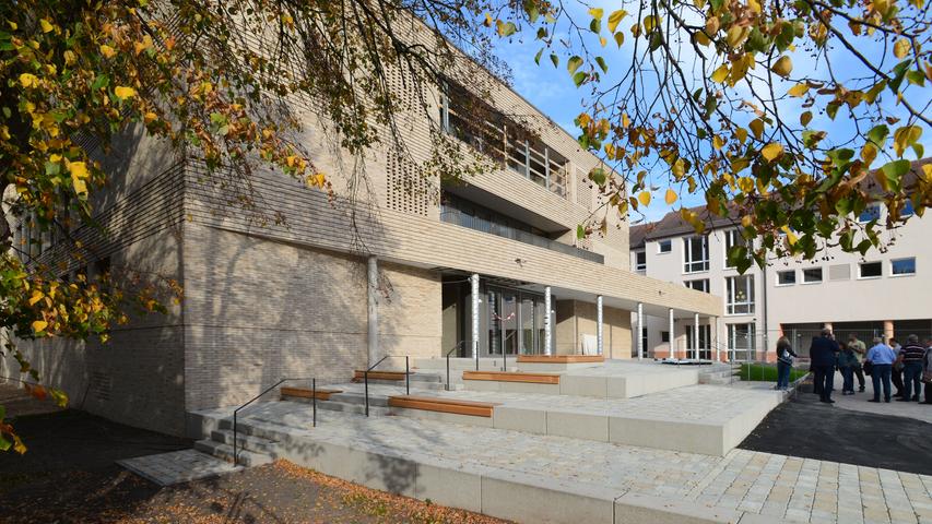 Ein „Eins A“-Lernumfeld haben Architekten im neuen Pavillon der Carl-Platz-Schule in Herzogenaurach geschaffen. Das dreigeschossige Schulhaus mit Lichthof wurde im Dezember fertig gestellt.
