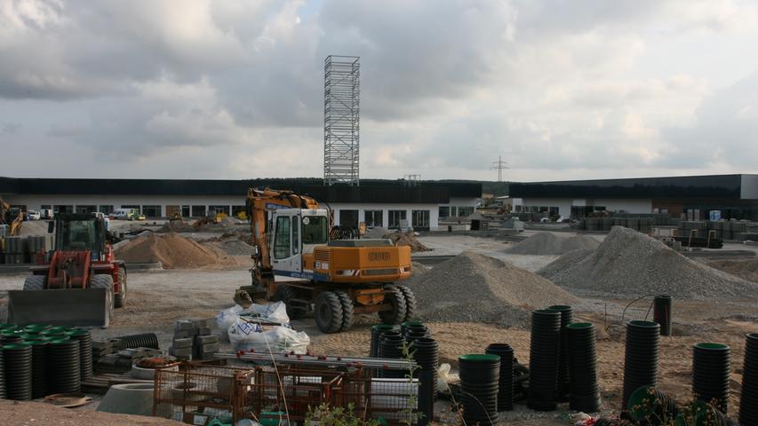 Das AischPark-Center am Kieferndorfer Weg in Höchstadt bedeckt eine Fläche von 71.000 Quadratmetern und ist so groß wie knapp zehn Fußballfelder.