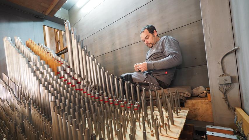 Abgeschlossen ist die Sanierung der Höchstadter Stadtpfarrkirche St. Georg, die rund 1,7 Millionen Euro gekostet hat. Hier baut Orgelbauer Robert Schmidt die restaurierte Orgel ein.