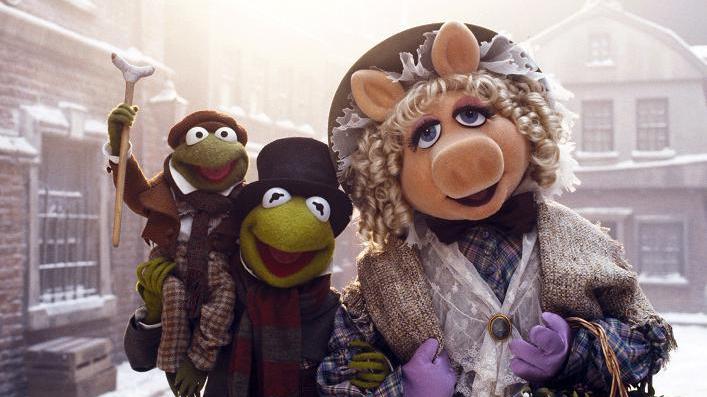 Auch "Die Muppets Weihnachtsgeschichte" zählt zu den besseren und natürlich auch kinderfreundlicheren Adaptionen der Charles-Dickens-Erzählung. Anders als in "Die Geister, die ich rief" ist hier der im Zentrum stehende Scrooge (Michael Caine) kein TV-Magnat, sondern wie im Original ein absoluter Geizhals, obwohl es sich bei ihm um einen stinkreichen Geldverleiher handelt. Sein hartes Herz lässt sich auch zum Fest der Liebe nicht erweichen. Da müssen ihm schon drei Geister erscheinen und zum Umdenken zwingen. Noch einmal durchlebt Scrooge seine unglückliche Jugend und muss am eigenen Grab die Häme seiner Zeitgenossen mit anhören... Kermit ist Scrooges Buchhalter Bob Cratchit, Miss Piggy dessen Frau und Gozo tritt als Erzähler Charles Dickens auf.  Den WeihnachtsfilmAnzeige gibt es bei Amazon Video zum Ausleihen und Kaufen.