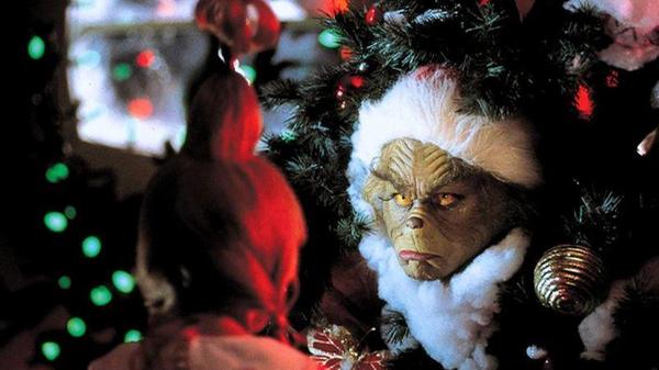 Der grüne Pelzträger hasst Weihnachten, insbesondere weil er nahe Whoville wohnt, wo die Einwohner besonders gerne zur Weihnachtszeit durchdrehen. Kurzerhand klaut er alle Geschenke – und findet Verständnis bei der kleinen Cindy Lou... "Der Grinch" holte für sein Make-Up sogar einen Oscar und versprüht bei der kuriosen Mischung aus Niedlichkeit und Boshaftigkeit eine Prise Kapitalismus-Kritik.