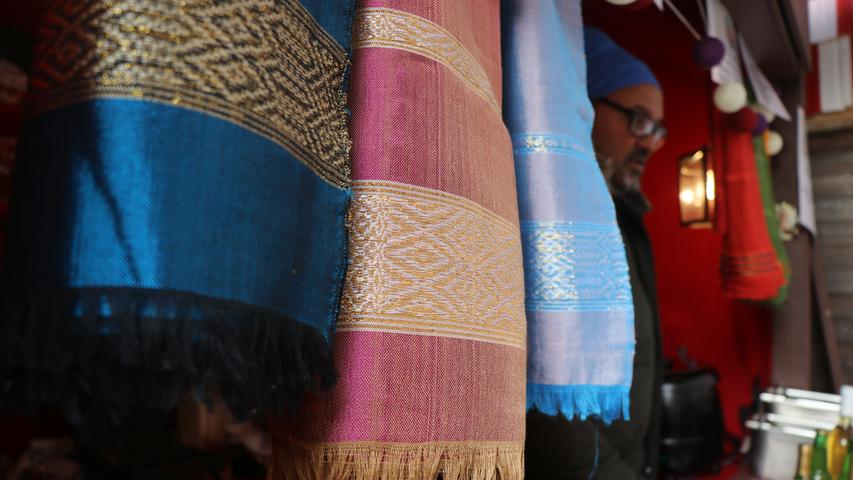 Der Stand aus Afrika bietet aus vielen afrikanischen Ländern Produkte an, zum Beispiel handgemachte Schals aus Äthiopien.