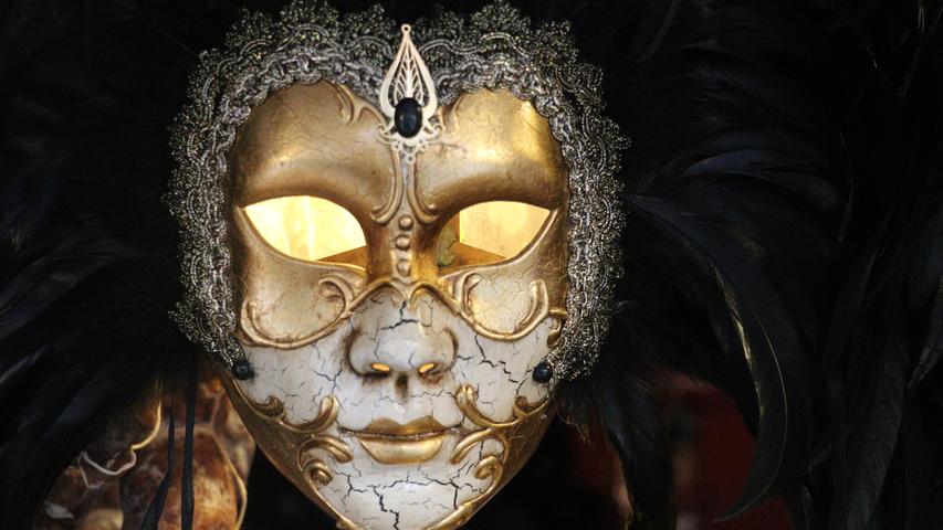 Am Stand von Venedig dürfen die traditionellen venezianischen Masken nicht fehlen. Alberto, der Standbesitzer, fertigt sie selbst per Hand und benötigt für eine Maske mehrere Tage.