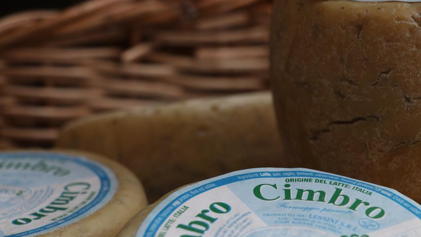 Am Stand von Verona gibt es neben köstlicher Salami auch Käse. Der Cimbro ist sechs Monate gereift und wird aus Kuhmilch hergestellt.