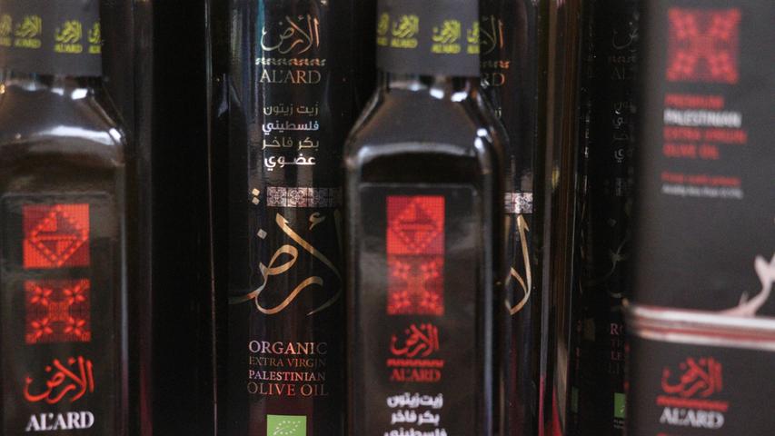 Das Olivenöl kommt aus der Berglandschaft rund um Nablus. Die Bauern dort haben keinen Zugang zu Dünge- und Spritzmitteln, was sich positiv auf das Olivenöl auswirkt.