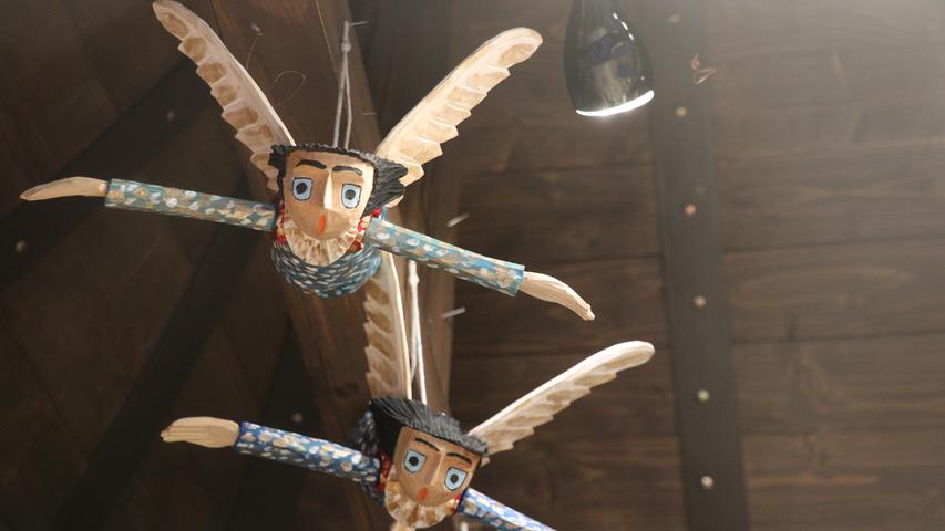 Weihnachtsdeko aus Holz per Hand geschnitzt finden Besucher am Krakauer Stand.