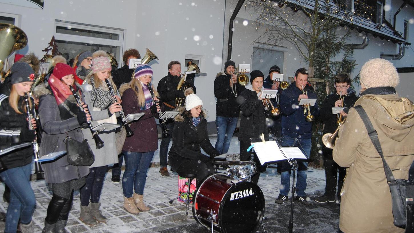 Pilsach: Perfektes Weihnachtsflair mit Schnee