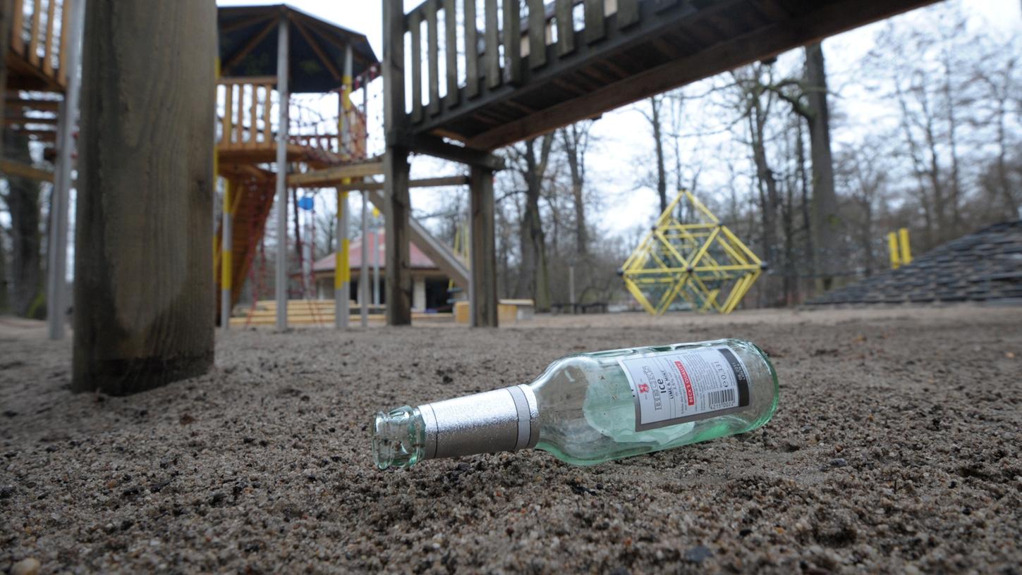 Immer wieder gibt es an Spielplätzen Probleme mit Jugendlichen, die dort Alkohol konsumieren.