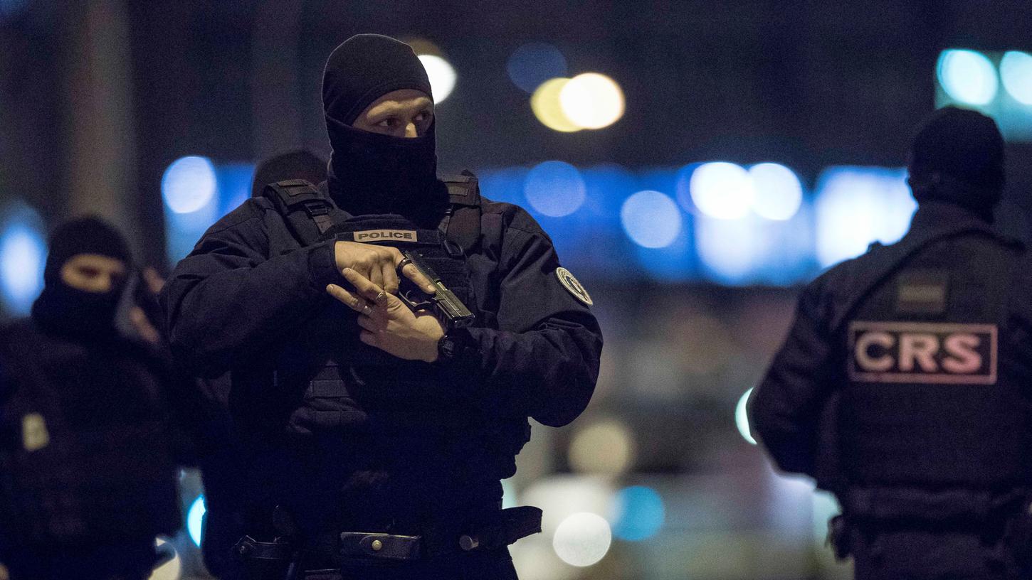 Nach dem Attentat auf dem Weihnachtsmarkt in Straßburg hat die Polizei zwei weitere Verdächtige festgenommen.