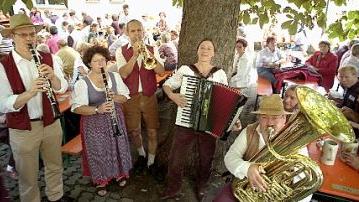 Büchenbacher Kirchweih zieht viel Gäste an Büchenbacher Kirchweih zieht viel Gäste an