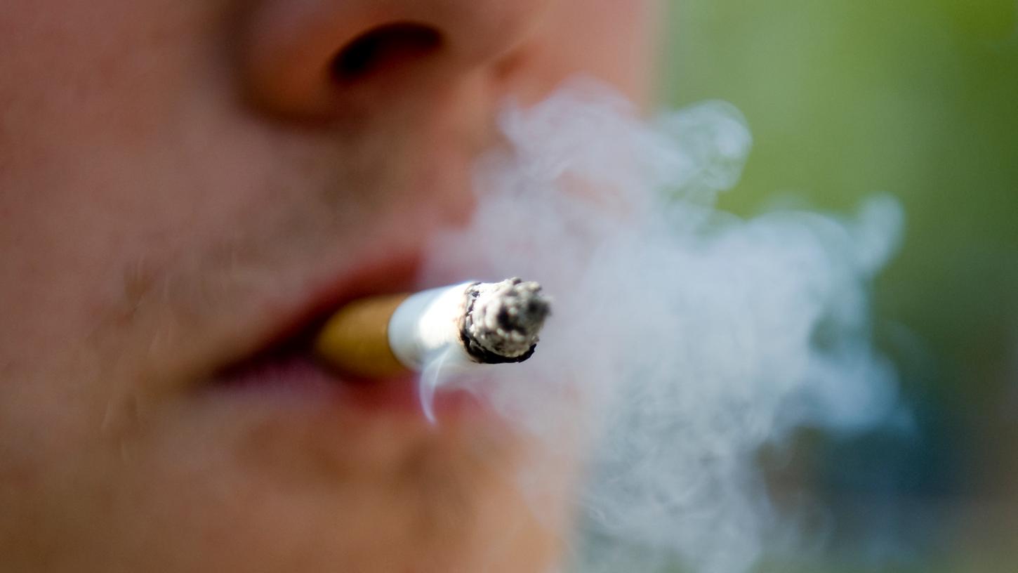 Wenn es nach Bundesumweltministerin Svenja Schulze geht, kommt die Tabakindustrie künftig für die Kosten für Reinigungsarbeiten wegen weggeworfener Zigaretten mit auf.