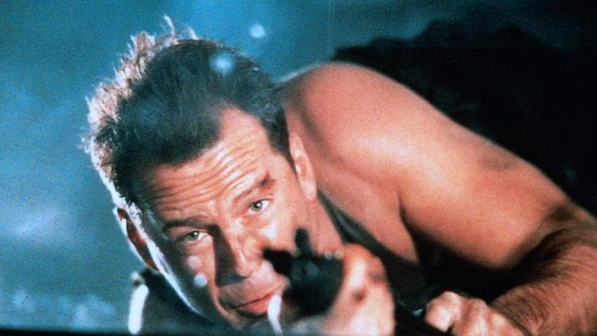 Prime Video macht Action-Fans ein kleines Weihnachtsgeschenk: Ab 17. Dezember werden alle fünf Teile der "Stirb langsam"-Reihe bereitgestellt. 1988 kam der erste in die Kinos, Bruce Willis wurde zum Star und machte aus dem New Yorker Polizisten John McClane eine ikonische Figur. Weil's so schön war, gab es vier Fortsetzungen, die letzte kam im Jahr 2013 in die Kinos. 