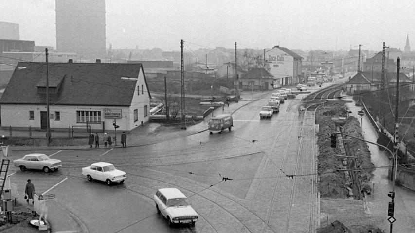 Nürnbergs "langsamste" Tiefbaustelle: seit September wird in der Schwabacher Straße gebuddelt, aber das Gleisdreieck bei der Einmündung An den Rampen verschwindet erst im Frühjahr. Hier geht es zum Kalenderblatt vom 20. Dezember 1968: "Umbau in Zeitlupe"