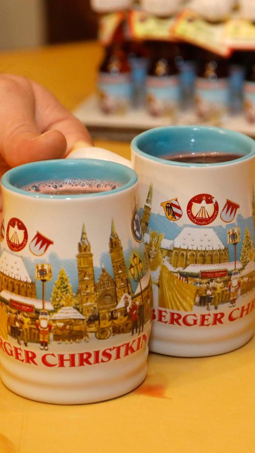 Den Glühwein gibt's nur in Keramiktassen für drei Euro Pfand. Das Mehrwegsystem für Tassen ist bereits in vielen Städten etabliert. Überraschend ist, dass Nürnberg damit ein echter Vorreiter war: Nach Angaben des Marktamts war Nürnberg 1990 die erste Stadt, die sich zu einem solchen System entschlossen hat.