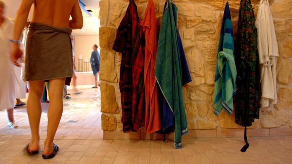 Ausruhen danach muss sein. Am besten in einen Bademantel packen und die Beine nach oben legen. Nach dem letzten Saunagang ausreichend trinken, besser alkoholfrei als ein Weizen!