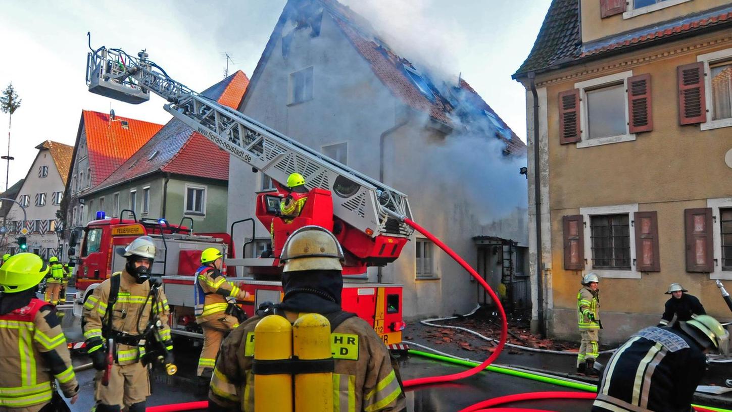 Das Haus selbst ist zwar nicht mehr bewohnbar, aber immerhin schaffte es die Feuerwehr, dass die Flammen nicht auf die Nachbarhäuser übergriffen.