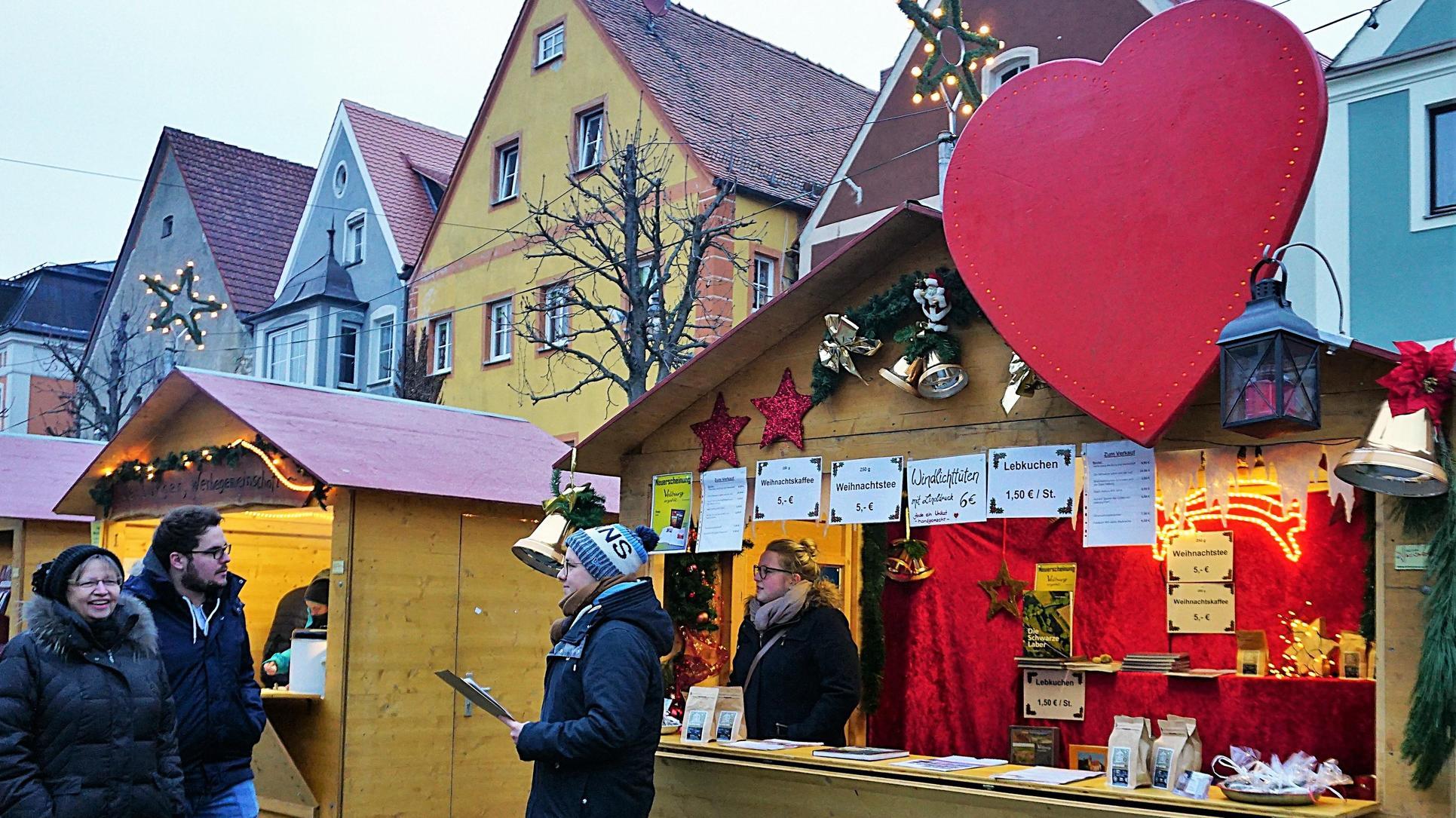 Das rosa Herz war weithin sichtbar. Auch heuer konnte am Velburger Weihnachtsmarkt wieder für Menschen in Not gespendet werden.
