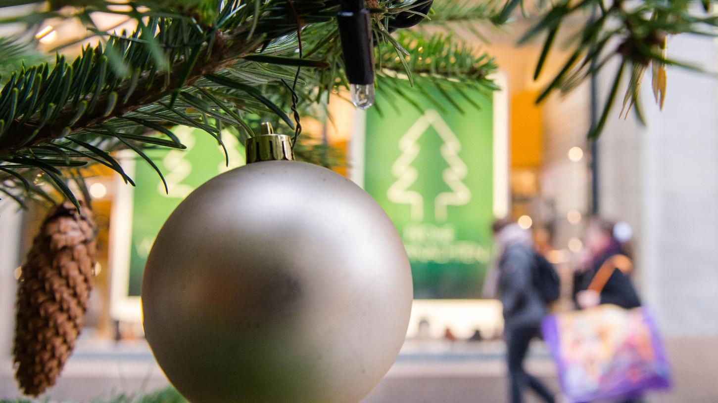 Die Einkaufspassagen sind vor Weihnachten traditionsgemäß überfüllt. Eine Umfrage der FOM-Hochschule hat nun herausgefunden, wie viel die Nürnberger durchschnittlich heuer für Geschenke ausgibt.