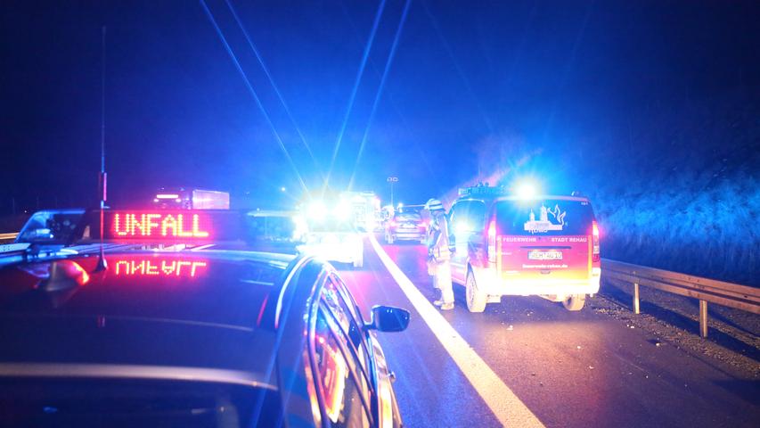Nach Sekundenschlaf: Fahrzeug fährt im Landkreis Hof in Leitplanke