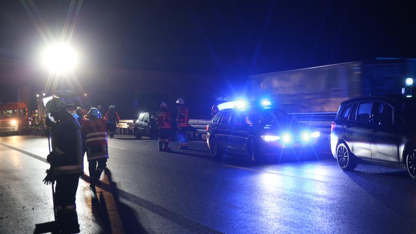 Nach Sekundenschlaf: Fahrzeug fährt im Landkreis Hof in Leitplanke