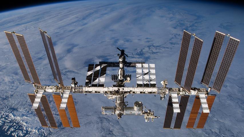Diese Aufnahme zeigt die Internationale Raumstation (ISS) mit dem angedockten europäischen Wissenschaftslabor Columbus (Mitte unten links) in der Erdumlaufbahn.