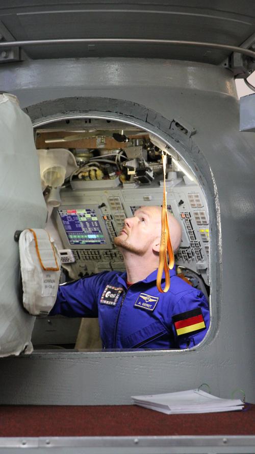 Alexander Gerst nimmt im Juri-Gagarin-Kosmonautentrainingszentrum in einem Simulator einer Sojus-Raumkapsel noch ein paar Handgriffe vor, bevor er seinen blauen Overall gegen einen Raumanzug tauscht und das Training beginnt.