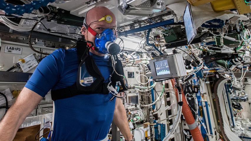 Hier führt Alexander Gerst auf der Internationalen Raumstation ISS ein Experiment von SpaceTex & Metabolic Space durch. MetabolicSpace testet ein am Körper tragbares Messsystem zur Analyse des menschlichen Metabolismus.