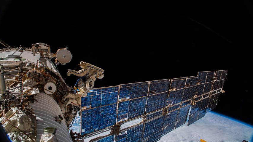 Die Kosmonauten Oleg Germanowitsch Artemjew und Sergei Walerjewitsch Prokopjew bringen bei einem knapp siebenstündigen Einsatz eine Antenne an der Außenhülle der ISS an, die entscheidend für das sogenannte Icarus-Projekt ist.