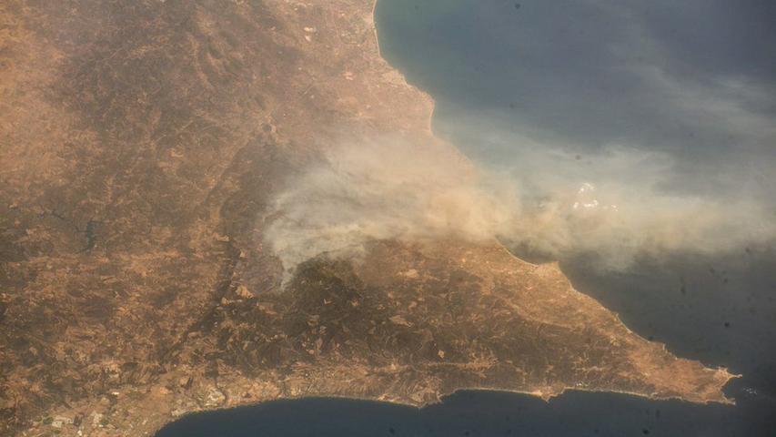 Hier sieht man die Wetterlage über Portugal mit einem Waldbrand an der Algarve.