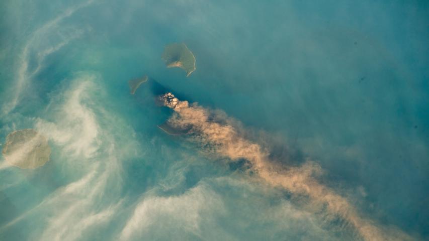 Der Vulkan Krakatau auf der Insel Anak Krakatau ist ausgebrochen. Auch vom Weltall aus konnte man das beobachten.