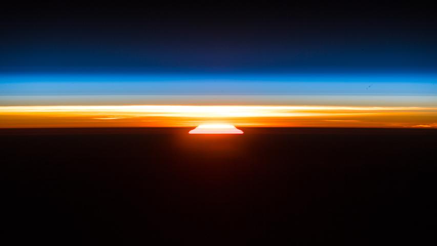 So sieht der Sonnenaufgang übrigens von der ISS aus aus. Wunderschön.