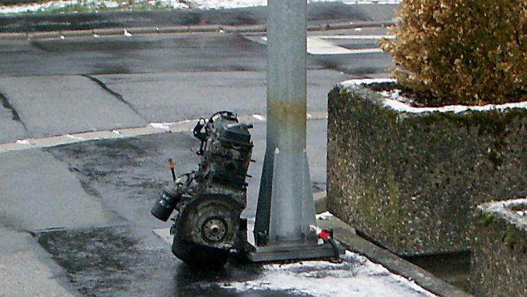 Ein Automotor steht an einem Bahnübergang unter dem Schild mit der Aufschrift "Bei geschlossener Schranke: Bitte Motor abstellen. Danke!". Ob der Motor von einem Scherzbold oder einem Umweltsünder dort abgestellt wurde, ermittelt jetzt die Polizei.