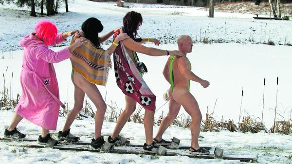 Ja, nach dem Saunagang sollte man an die frische Luft - aber nur kurz! Nicht übertreiben, zwei Minuten reichen völlig: Tief durchatmen, Sauerstoff tanken, am besten dabei in Bewegung bleiben und ein paar Schritte gehen. Dann fix zurück in den Saunabereich, sonst droht ein Schnupfen!