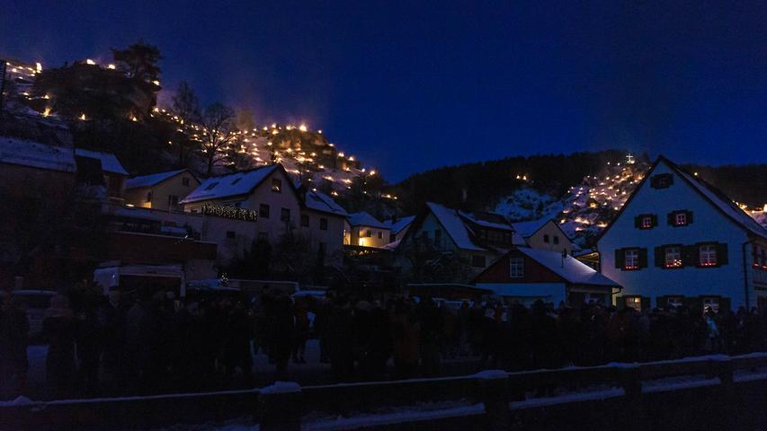 Die Lichterprozessionen und -feste in der Fränkischen Schweiz sind jedes Jahr ein stimmungsvoller Höhepunk rund um Weihnachten. Ob in Wichsenstein, Obetrubach oder Pottenstein - auch 2019 werden wieder die Lichter brennen. Hier finden Sie die Bilder vom Lichtermeer bei Prozession in Wichsenstein 2018.