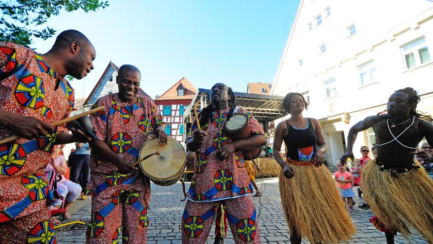 Exotisch, farbenfroh und vielfältig: Die Afrika-Kulturtage rund um die Forchheimer Kaiserpfalz sind alljährlich ein Spektakel mit unvergleichlichem Rhythmus. 2019 finden sie vom 5. bis 7. Juli statt. Die Impressionen von 2018 gibt's hier.