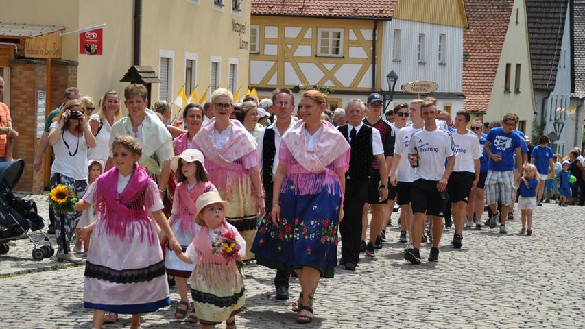 Am 19. Juli 2019 startet in Pretzfeld das nunmehr 51. Fränkische Kirschenfest: Bis 23. Juli wird im Zeichen der Kirsche gefeiert - da darf der traditionelle Fest-Umzug duch Pretzfeld freilich nicht fehlen. 2018 sah der übrigens so aus.
