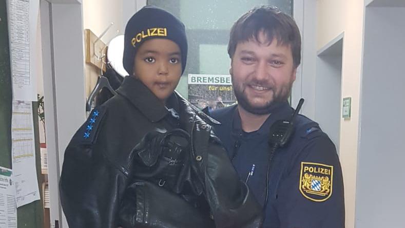 Der Zweijährige durfte während seines Aufenthalts in der Polizeistation die Uniformen der Beamten anprobieren.