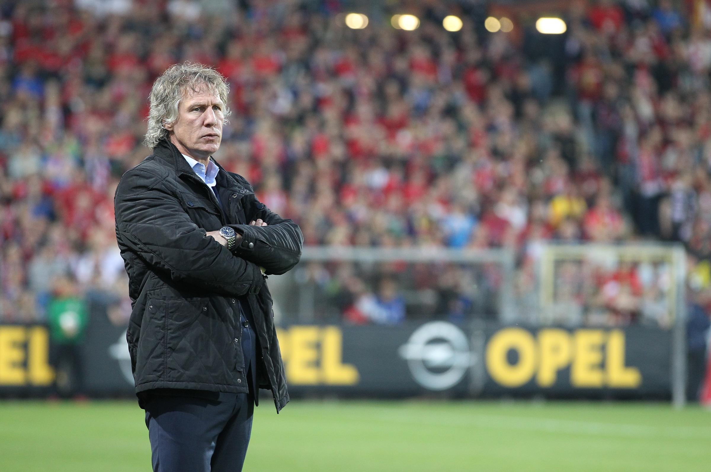 ...überschreitet Streich irgendwann eine Grenze. Der Holländer erscheint nach Spielende nicht auf der obligatorischen Pressekonferenz, bezeichnet Streich im Nachgang als "unverschämt, respektlos und verrückt".